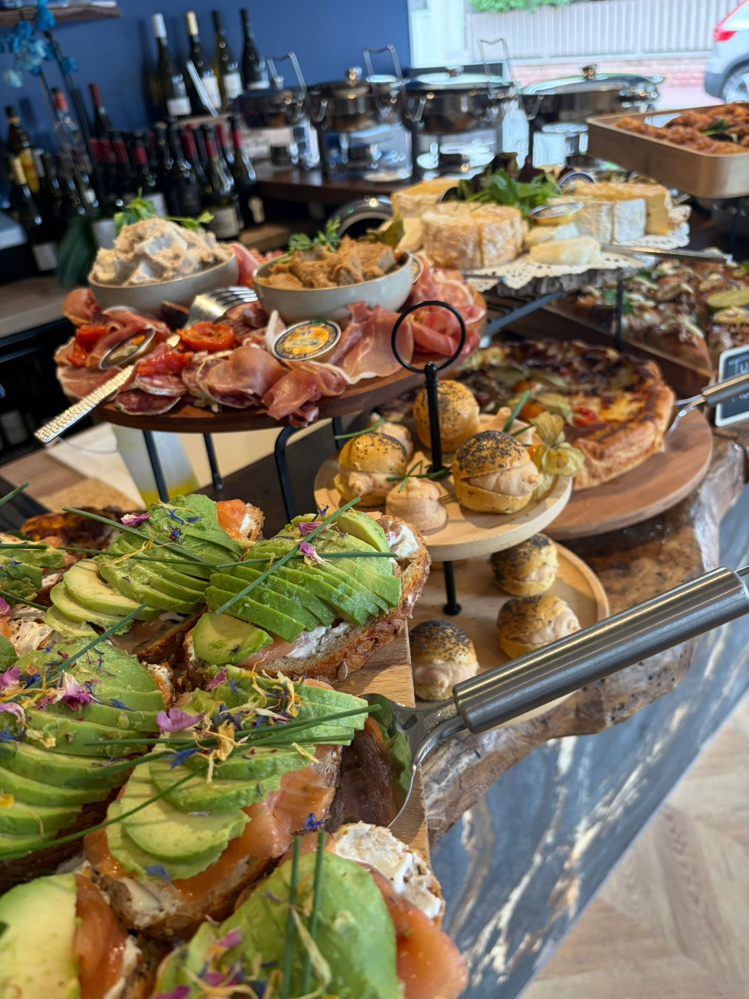 Brunch Felicia — avocado toast saumon et planches charcuteries