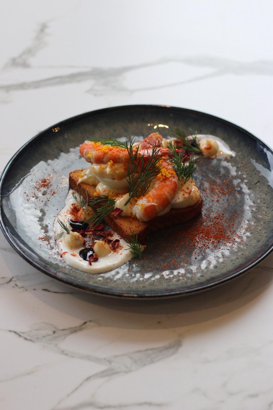Crevettes sur toast grillé, crème citronnée — tapas signature du Felicia