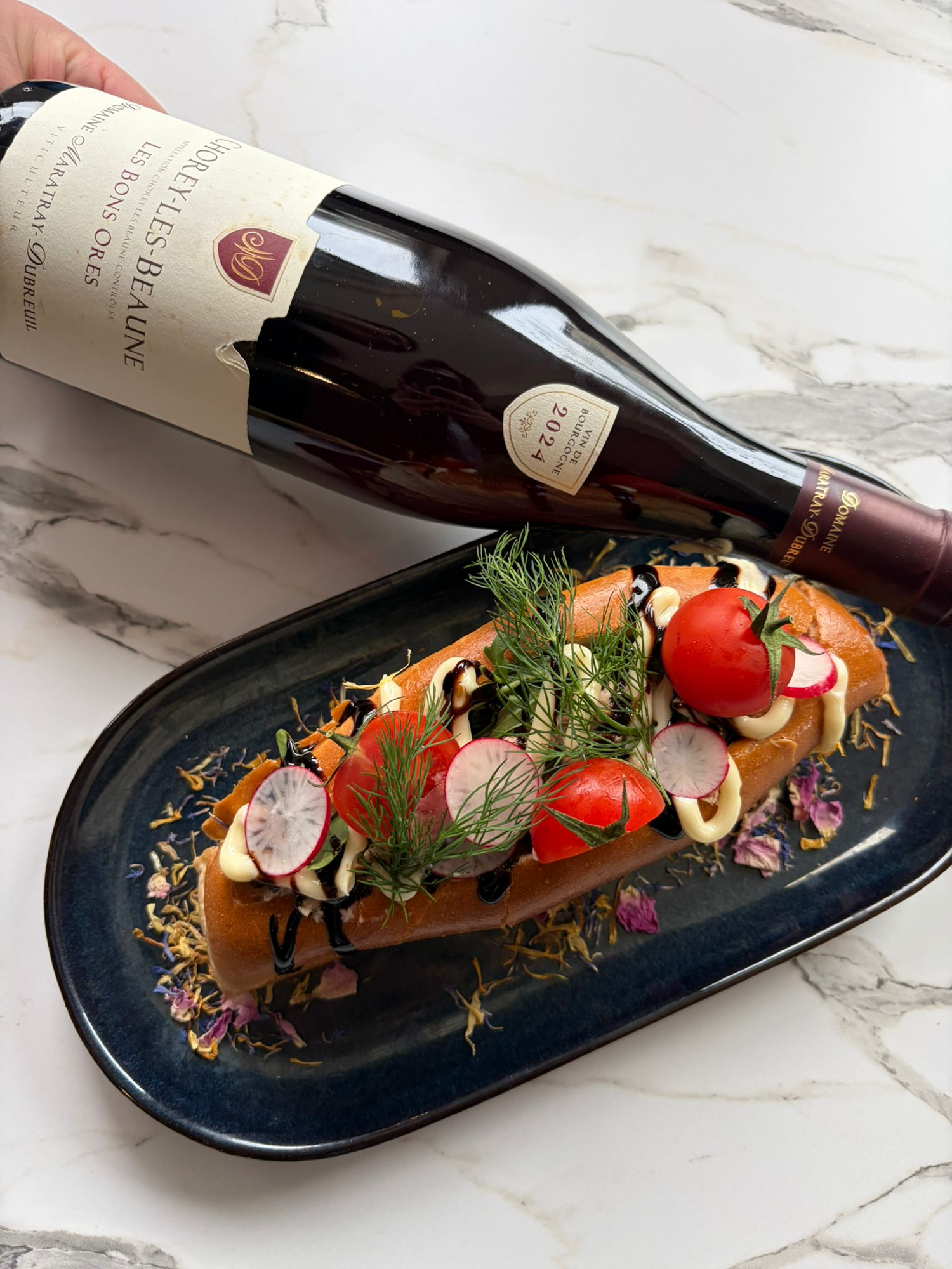 Brioche maison et vin Chorey-Les-Beaune — cuisine du Felicia Deauville