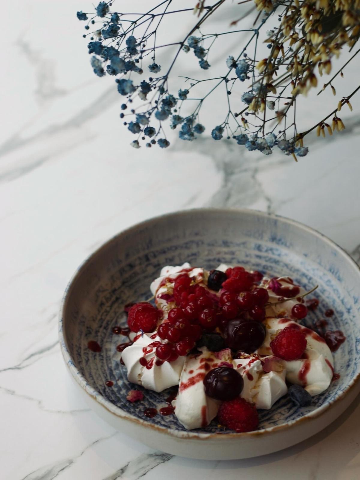 Pavlova meringue fruits rouges et fleurs séchées — Felicia Deauville