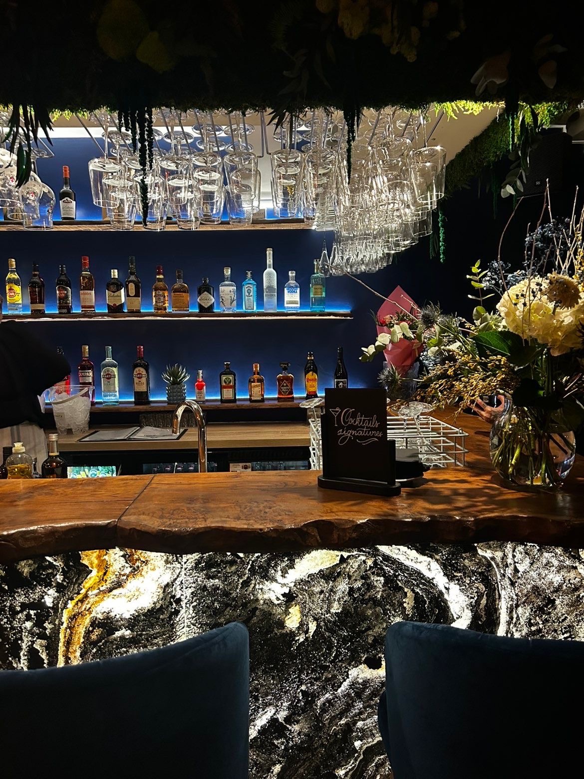 Le bar du Felicia Deauville — ambiance lumières bleues et cocktails signatures