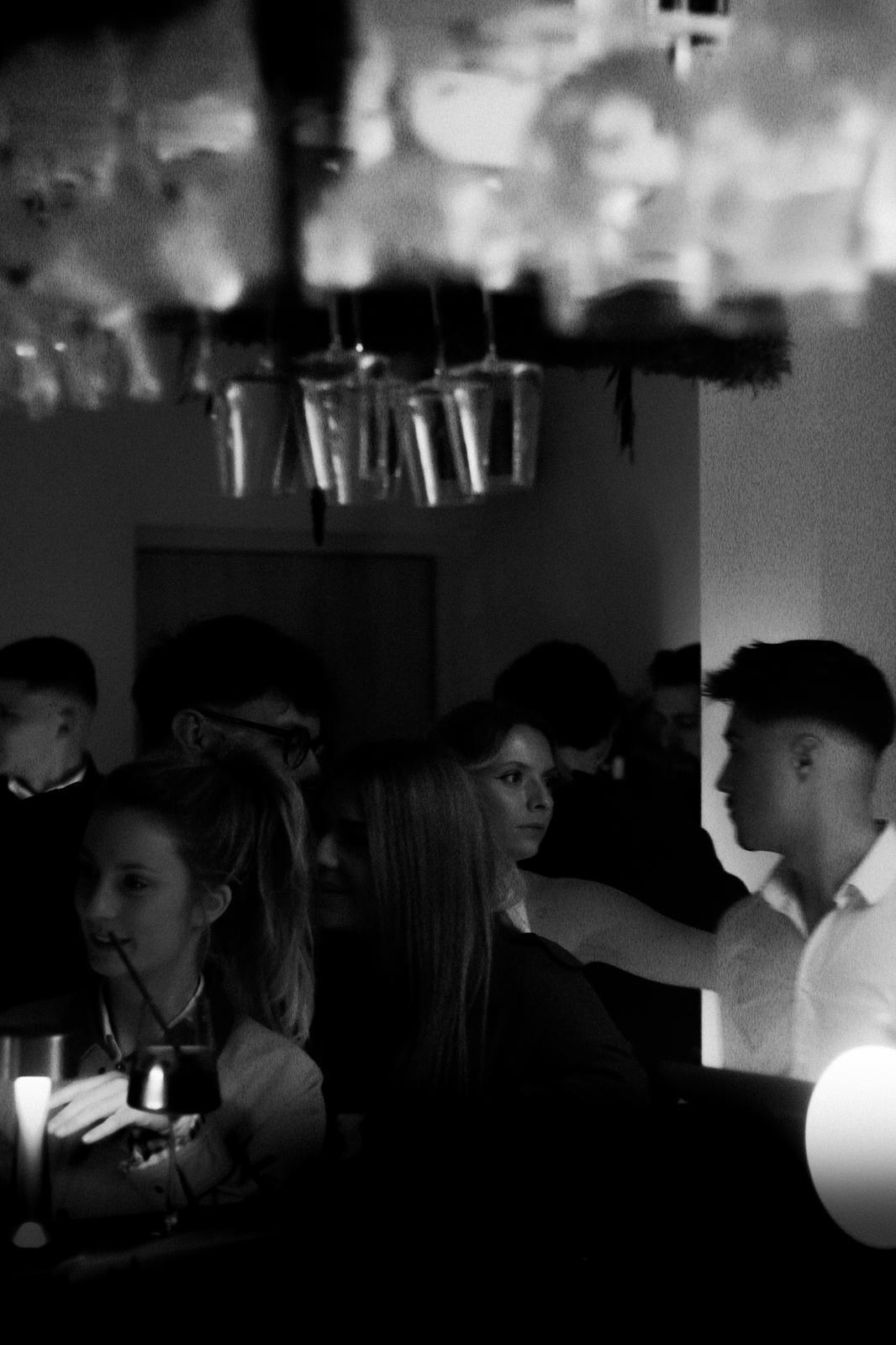Ambiance d'une soirée au Felicia Deauville — bar, cocktails et convives