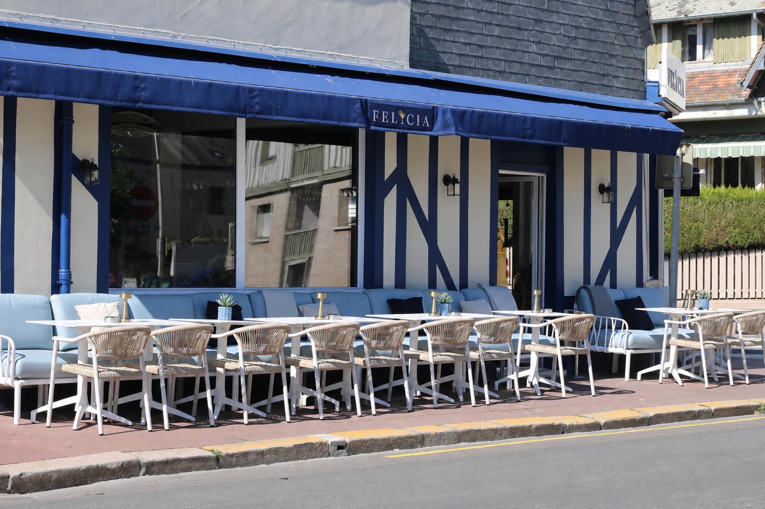Façade et terrasse du Felicia Deauville — bar à tapas, auvent bleu Felicia
